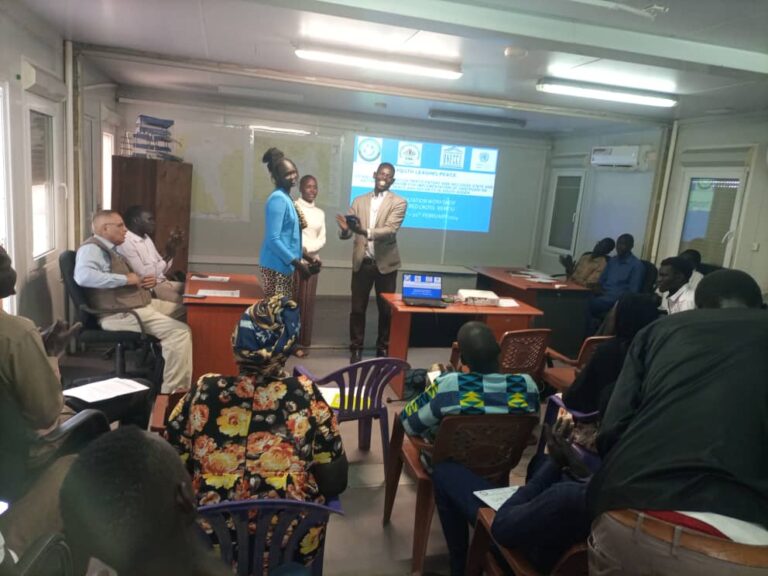 Participants presenting their answers on YPS in Bentiu