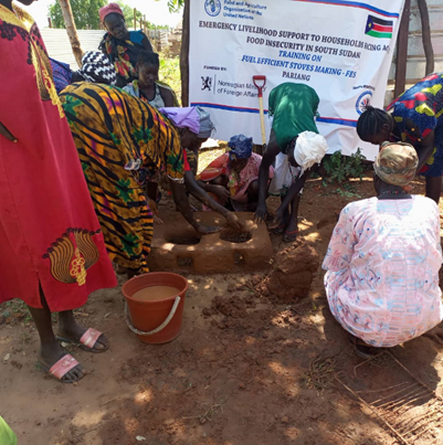 Participants making fuel efficient stove in Guengalath Boma in Pariang